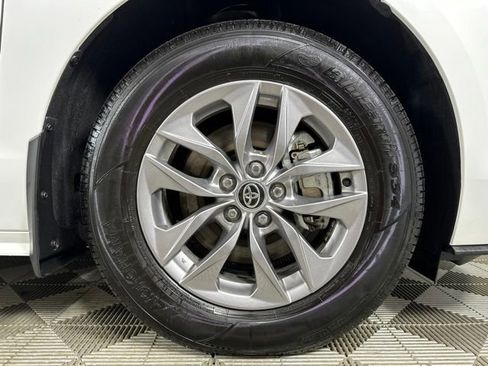 Used 2025 Toyota Sienna LE AWD/4WD image 9