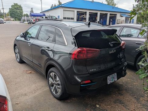 Used 2022 Kia Niro EX Premium w/ Cold Weather Package FWD image 3
