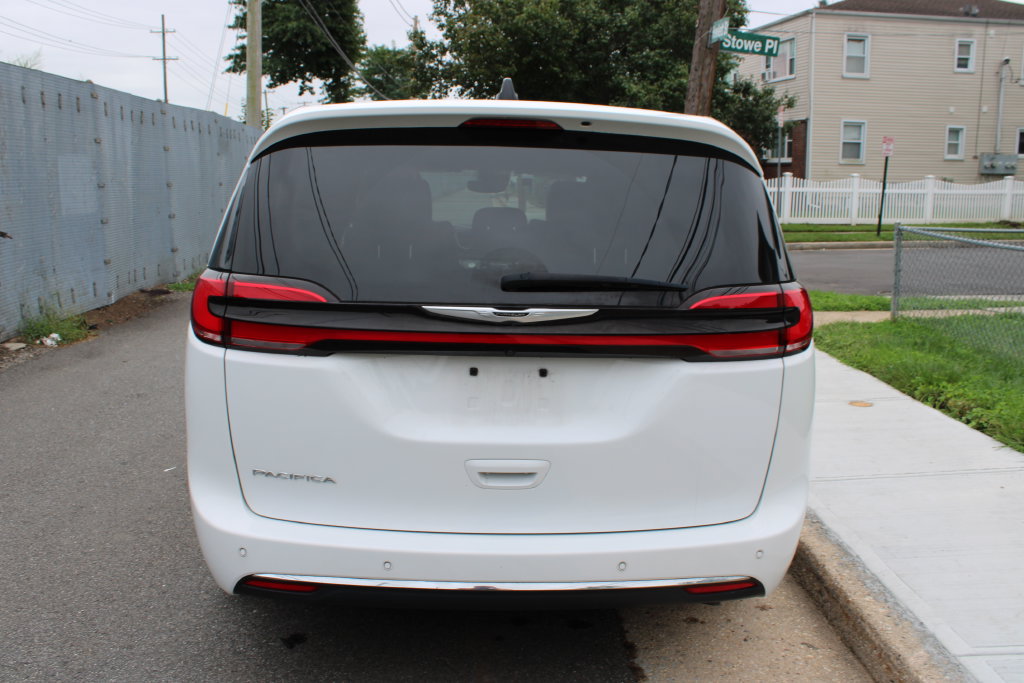 Used 2025 Chrysler Pacifica Select FWD image 6