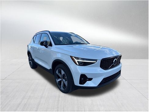 New 2026 Volvo XC40 B5 Plus w/ Protection Package Premier image 3