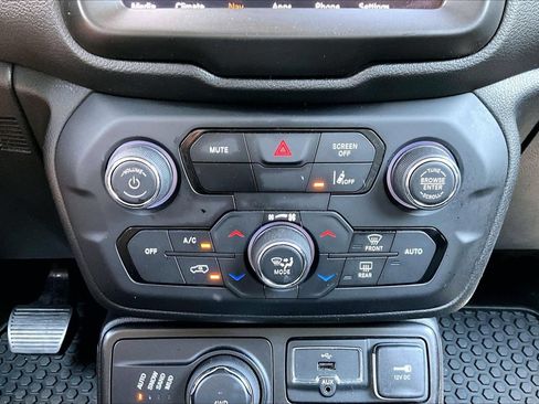 Certified 2022 Jeep Renegade Latitude AWD/4WD image 18