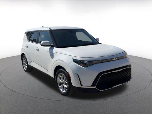Used 2025 Kia Soul LX w/ LX Technology Package FWD image 3