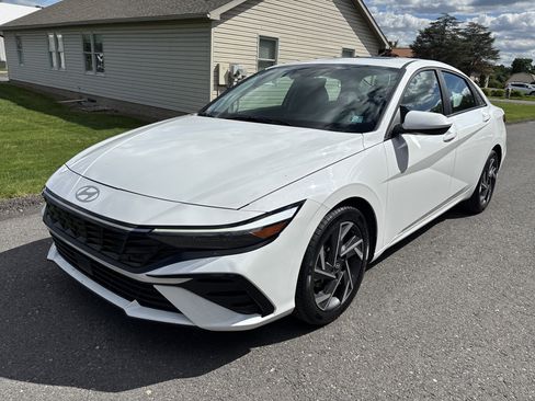 Used 2025 Hyundai Elantra SEL FWD image 8