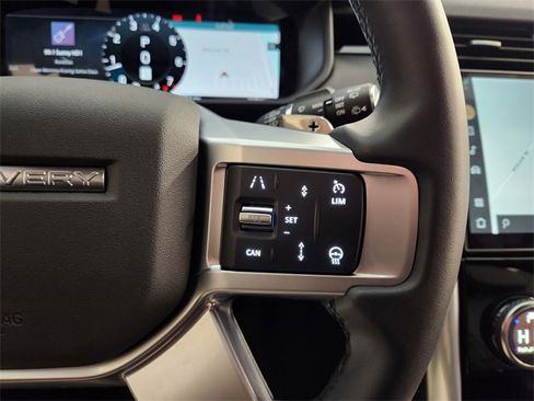 Used 2025 Land Rover Discovery S image 28