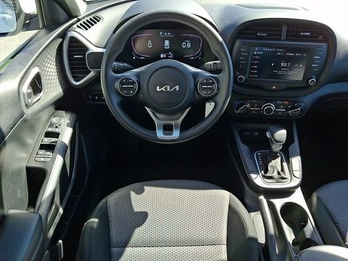 Used 2023 Kia Soul LX w/ LX Technology Package FWD image 11