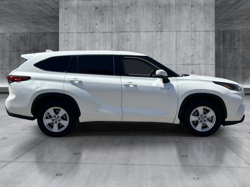 Used 2021 Toyota Highlander LE FWD image 6