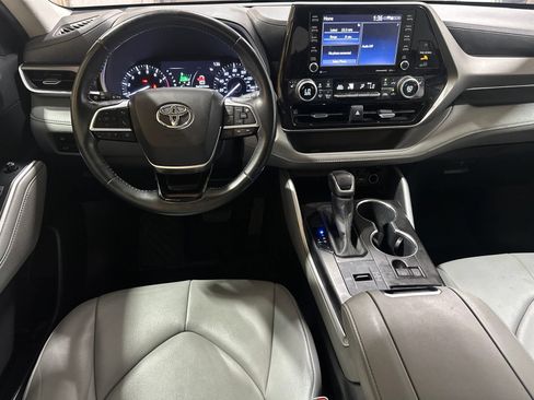 Used 2020 Toyota Highlander XLE FWD image 17