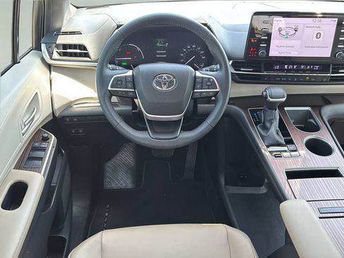 Used 2022 Toyota Sienna XLE FWD image 13