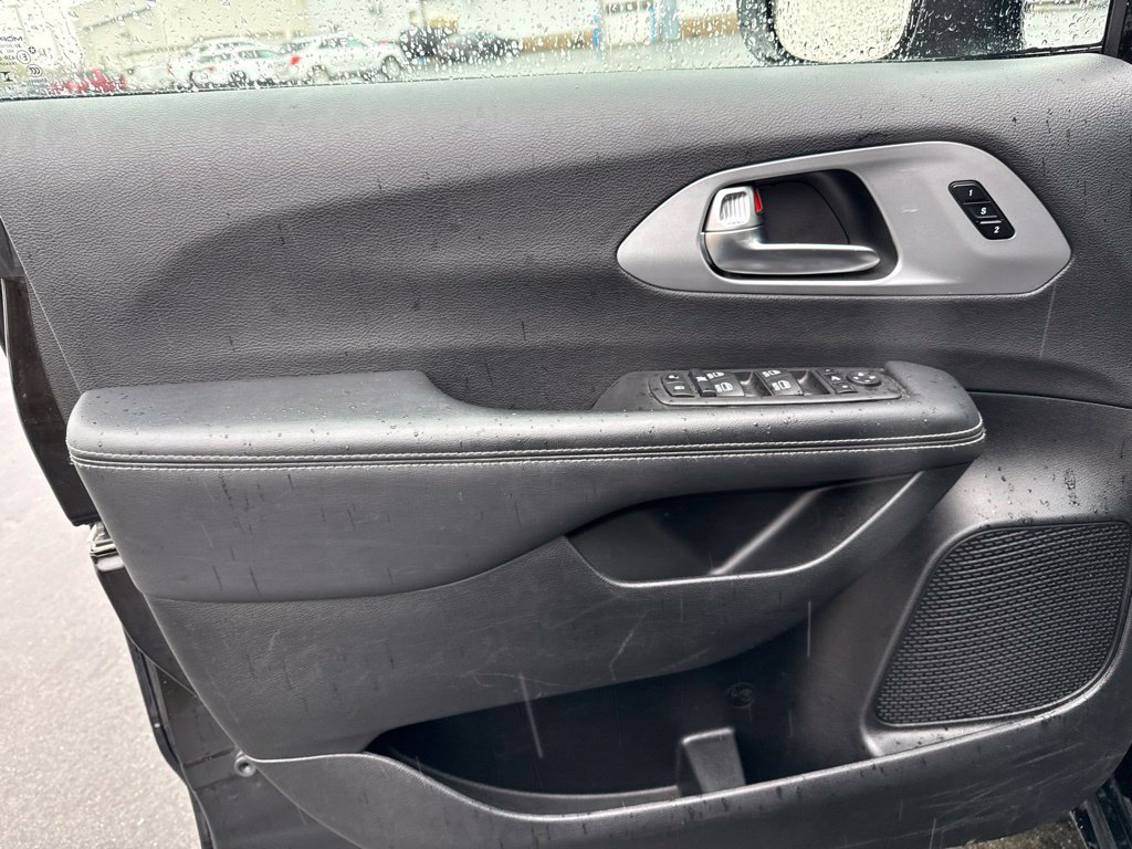 Used 2025 Chrysler Pacifica Limited FWD image 25