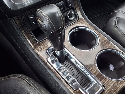 Used 2015 GMC Acadia SLT image 18