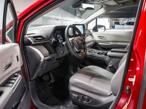 Certified 2024 Toyota Sienna Limited image 19