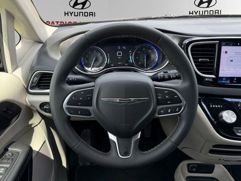 Used 2024 Chrysler Pacifica Touring-L FWD image 12