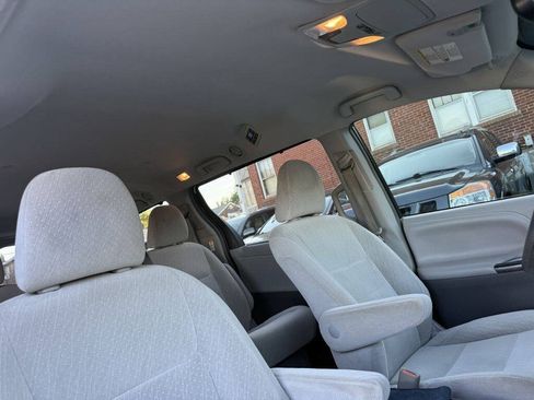 Used 2017 Toyota Sienna LE FWD image 24