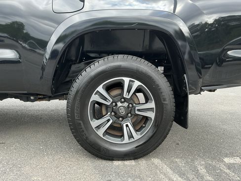 Used 2019 Toyota Tacoma TRD Sport AWD/4WD image 9