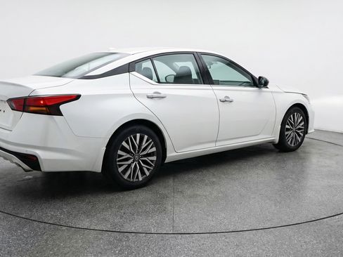 Used 2025 Nissan Altima 2.5 SV FWD image 9