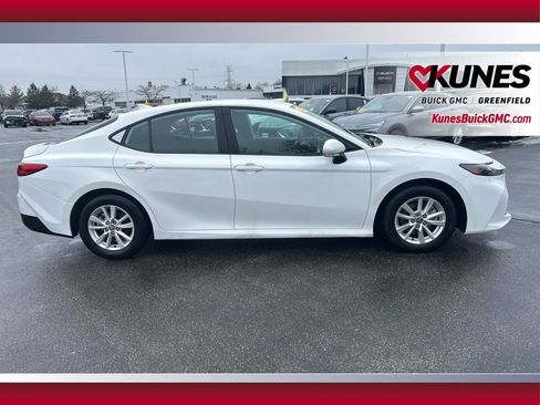 Used 2025 Toyota Camry LE image 3