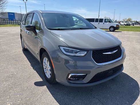Used 2025 Chrysler Pacifica Select FWD image 5
