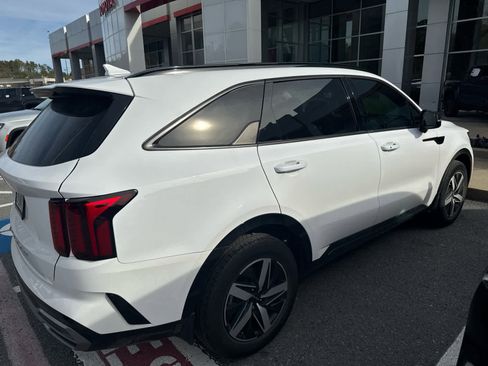 Used 2022 Kia Sorento S w/ Panoramic Sunroof Package image 2