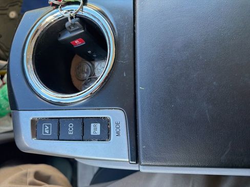 Used 2017 Toyota Prius V Two image 9