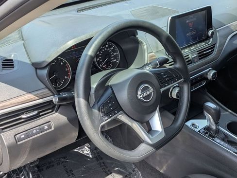 Used 2025 Nissan Altima 2.5 SV FWD image 16