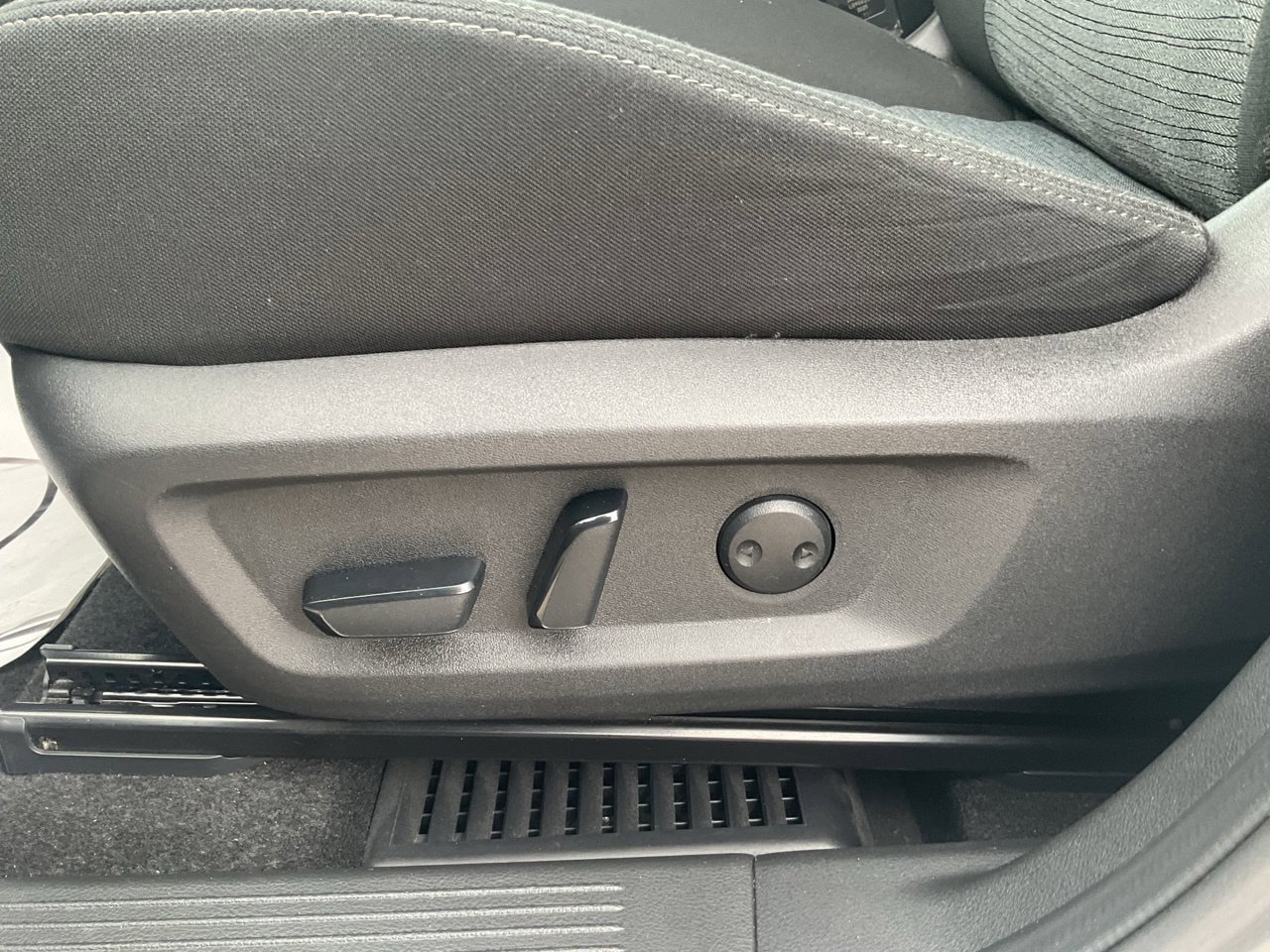 Used 2023 Nissan Rogue SV FWD image 12