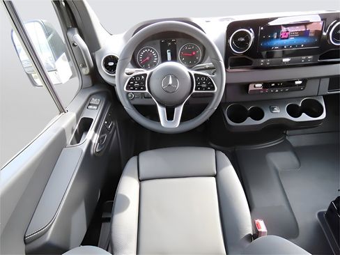 Used 2024 Mercedes-Benz Sprinter 2500 image 17