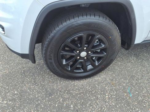 Used 2022 Jeep Grand Cherokee Laredo E image 7