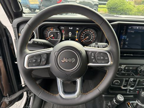 Used 2024 Jeep Wrangler Unlimited Sahara w/ Technology Group AWD/4WD image 24