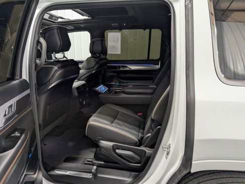 Used 2023 Jeep Grand Wagoneer Series III image 10