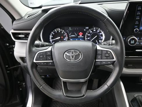 Used 2022 Toyota Highlander XLE image 7