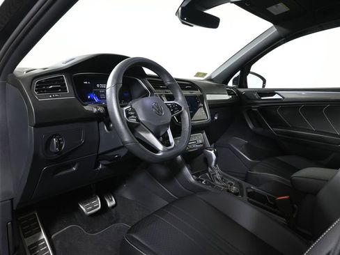 Used 2024 Volkswagen Tiguan SE R-Line AWD/4WD image 4