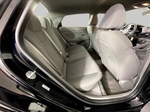Used 2022 Hyundai Elantra SE FWD image 24