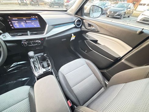Used 2025 Chevrolet Trax LT image 35