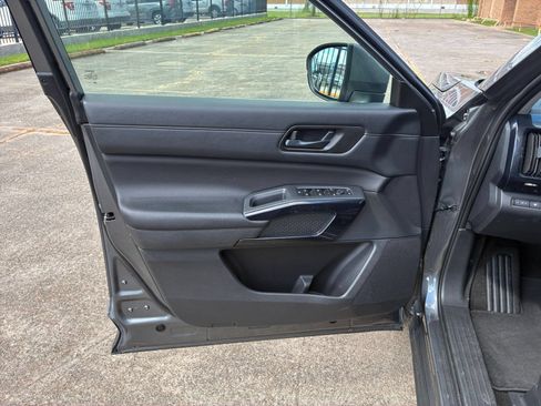Used 2025 Nissan Pathfinder SV FWD image 15