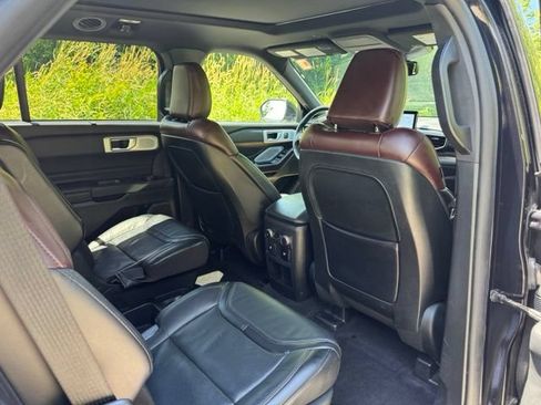 Used 2020 Ford Explorer Platinum w/ Premium Technology Package AWD/4WD image 17