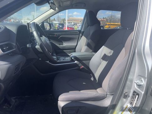 Used 2023 Toyota Highlander LE image 9