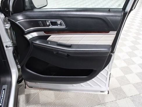 Used 2016 Ford Explorer Platinum AWD/4WD image 25