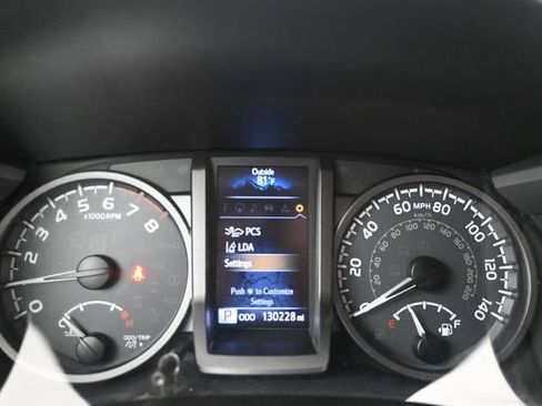 Used 2019 Toyota Tacoma TRD Sport AWD/4WD image 28