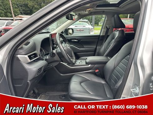 Used 2023 Toyota Highlander XLE AWD/4WD image 15