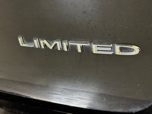 Used 2024 Chrysler Pacifica Limited FWD image 34