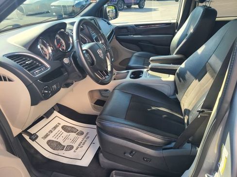 Used 2019 Dodge Grand Caravan SXT FWD image 11