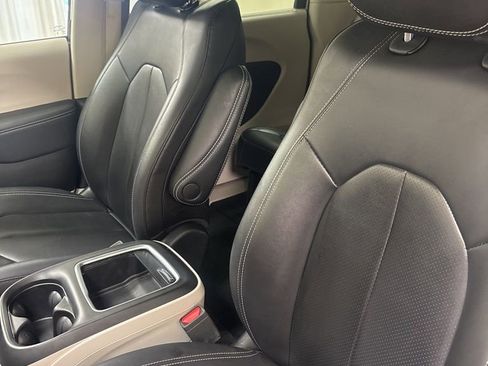 Used 2024 Chrysler Pacifica Touring-L image 17