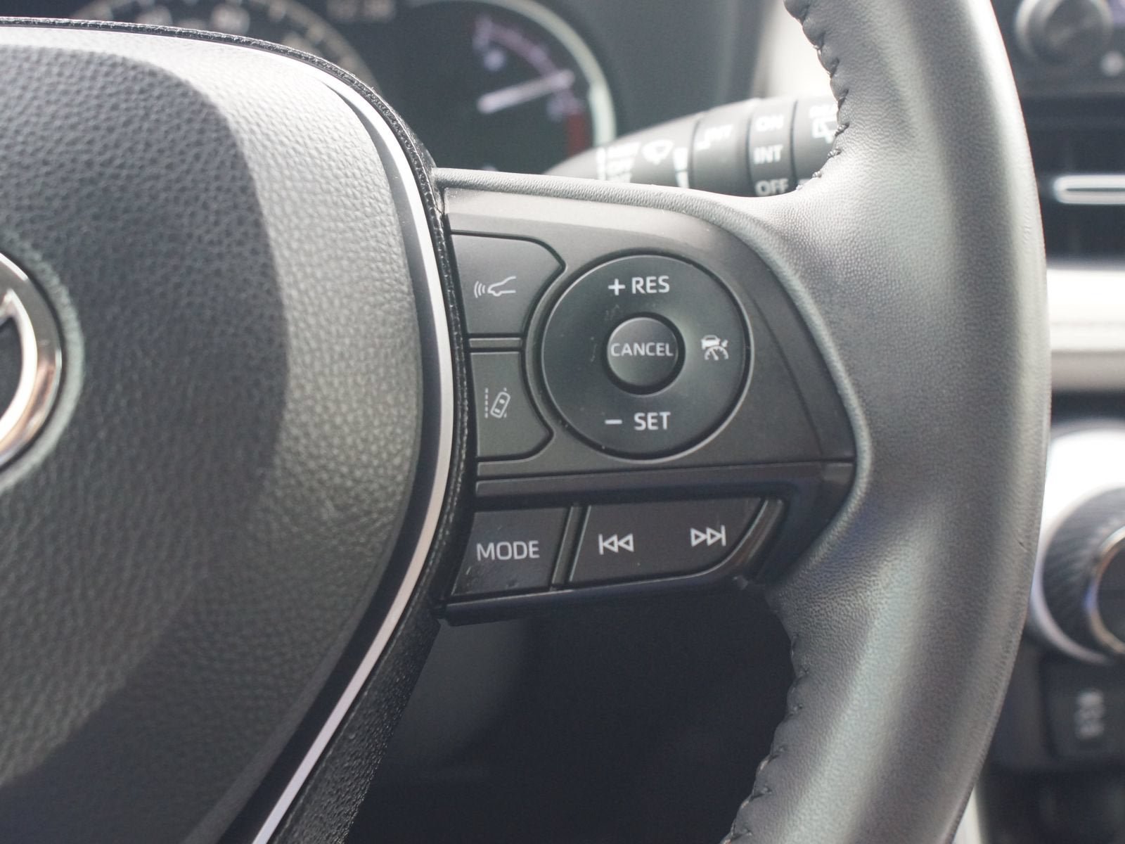 Used 2019 Toyota RAV4 Limited w/ Advanced Technology Package FWD image 12