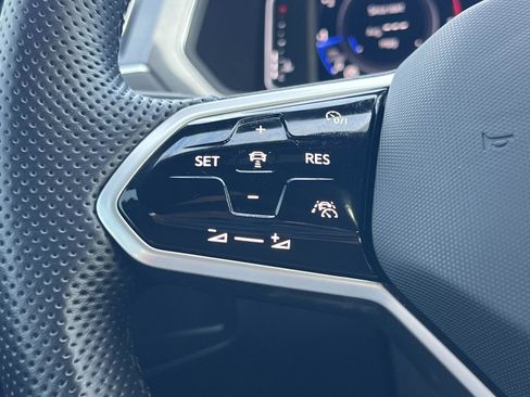 Used 2022 Volkswagen Tiguan SEL R-Line image 9