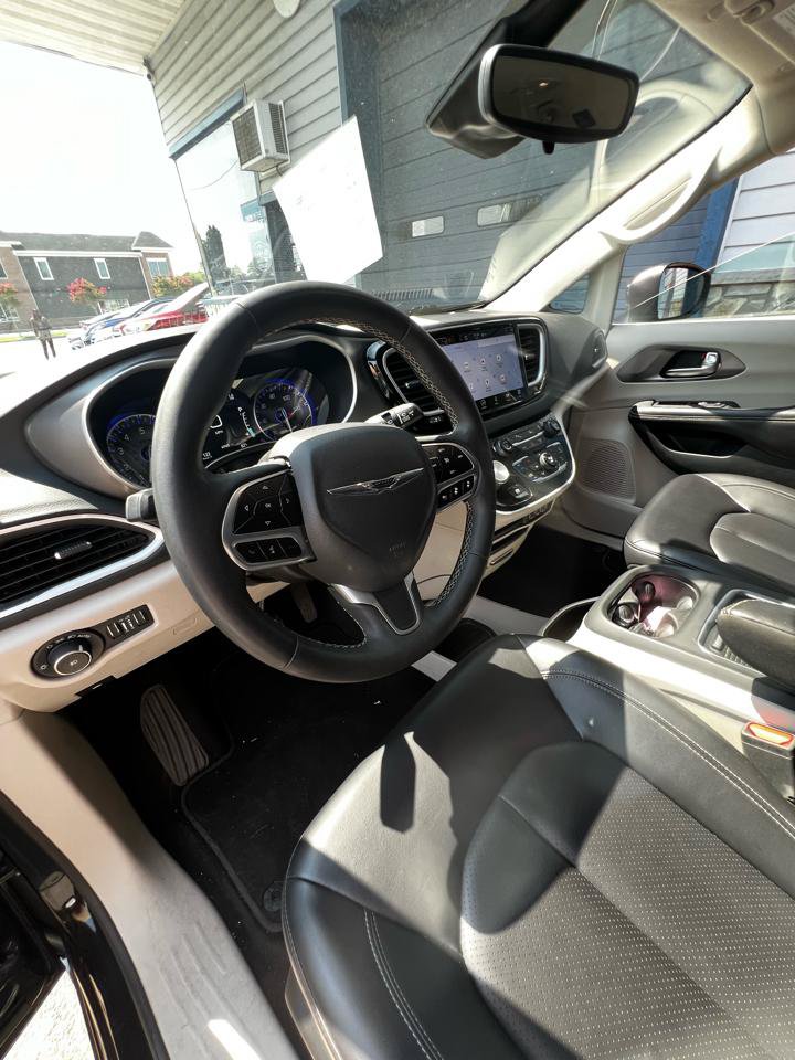 Used 2023 Chrysler Pacifica Touring-L FWD image 19
