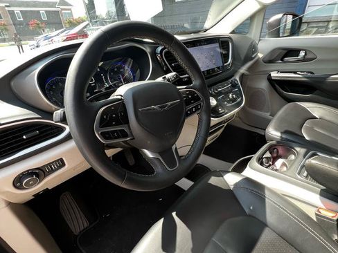 Used 2023 Chrysler Pacifica Touring-L FWD image 19