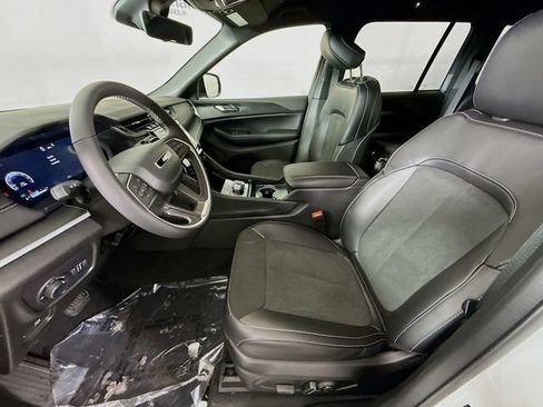 New 2025 Jeep Grand Cherokee Altitude image 20