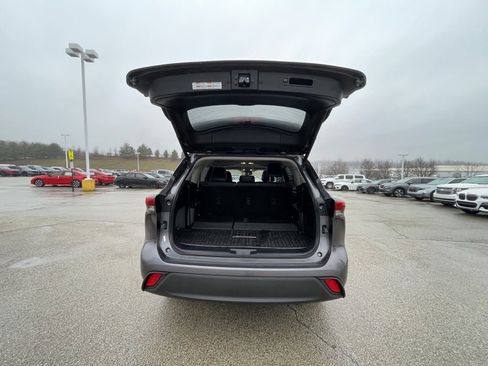 Used 2021 Toyota Highlander XLE image 16
