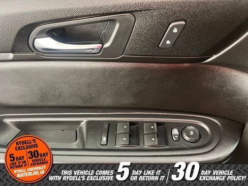 Used 2015 Chevrolet Traverse LT w/ Style and Technology Package FWD image 18