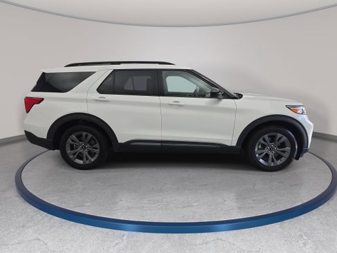 Used 2023 Ford Explorer XLT w/ Equipment Group 202A RWD image 4